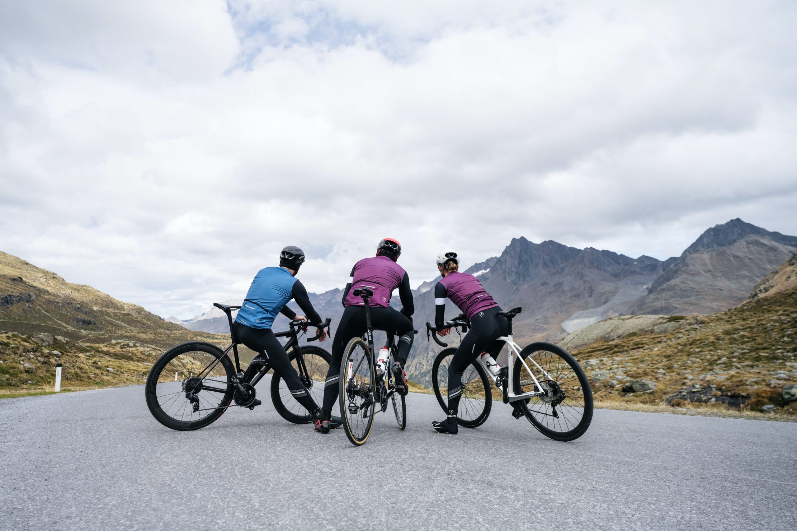 Voyage à vélo en solo vs en groupe : comment décider ?